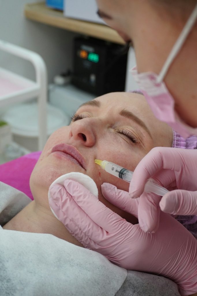 Hyayluronsäure Filler, Volumenaufbau, Hyaluronsäure Rosenheim, Hyaluronsäure München, Filler Rosenheim, Filler Bruckmühl, Hyaluronsäure Bruckmühl, Anti Aging Rosenheim, Anti Aging Bruckmühl, Anti Aging München, Hautgesundheit, Hautverjüngung